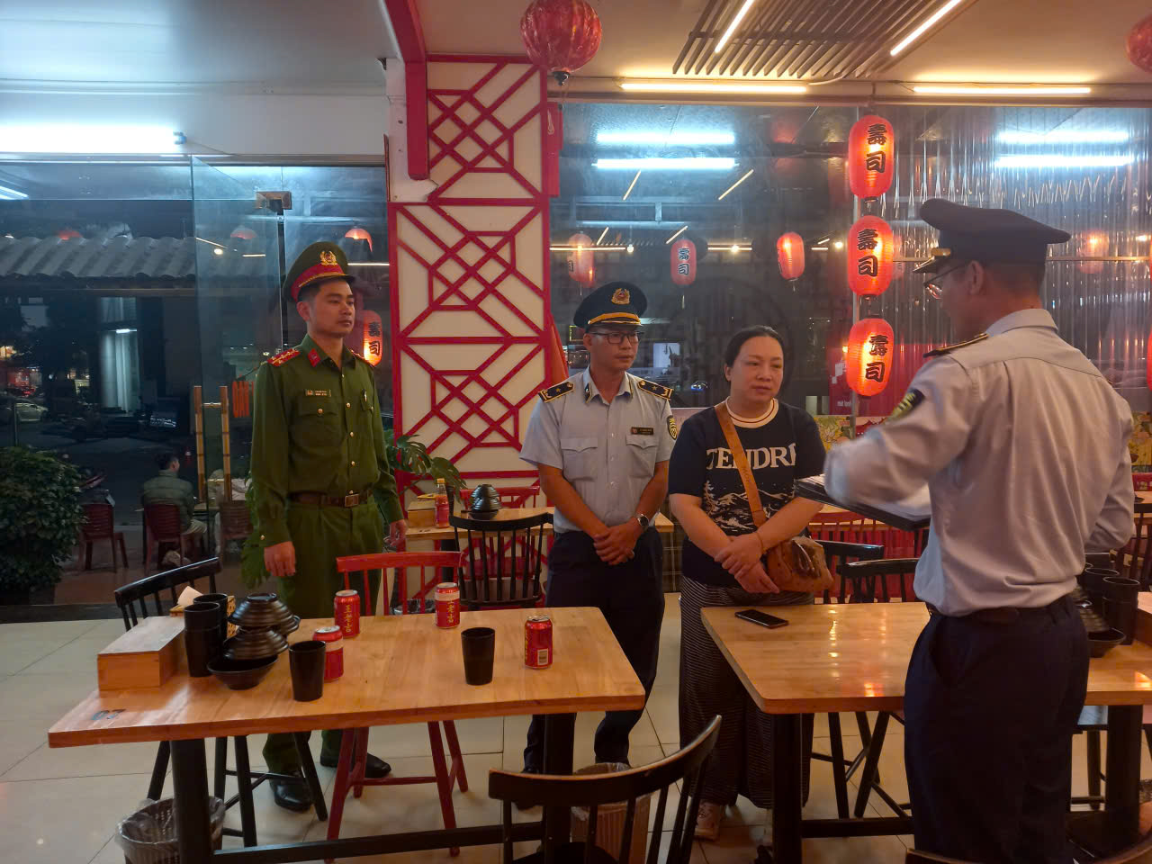 Nhà hàng Hạnh Phúc, A Triệu đồ nướng Trung Hoa cùng 6 nhà hàng ở Quảng Ninh bị phạt nặng vì kinh doanh thiếu giấy tờ, bán thực phẩm nhập lậu - Ảnh 1.