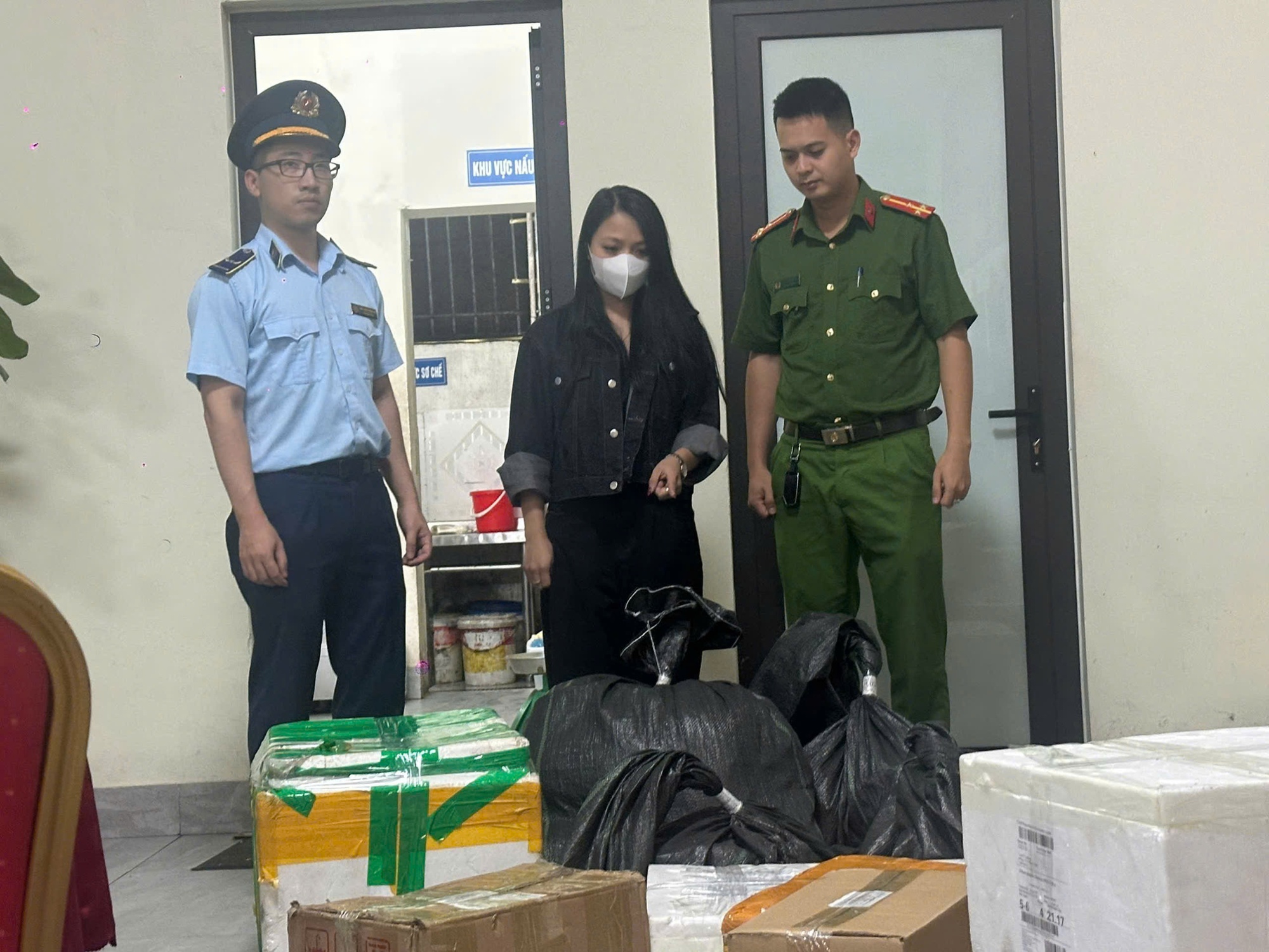 Nhà hàng Hạnh Phúc, A Triệu đồ nướng Trung Hoa cùng 6 nhà hàng ở Quảng Ninh bị phạt nặng vì kinh doanh thiếu giấy tờ, bán thực phẩm nhập lậu - Ảnh 2.