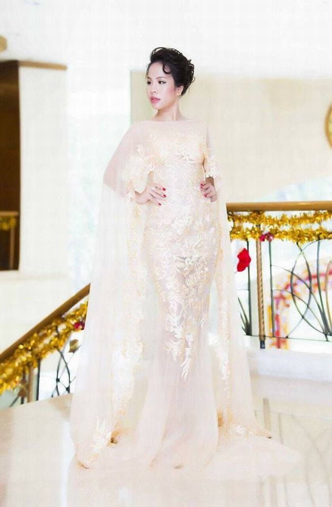 Chân dung "mắt xích" mới trong vụ Hoàng Hường: Từng điều hành “đế chế" bác sĩ giả mạo, tung ra hàng chục “thần dược” - Ảnh 3. Chân dung "mắt xích" mới trong vụ Hoàng Hường: Từng điều hành “đế chế" bác sĩ giả mạo, tung ra hàng chục “thần dược” - Ảnh 3.