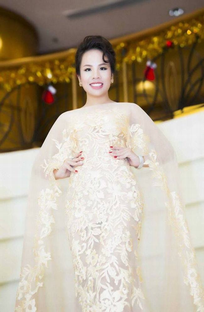 Chân dung "mắt xích" mới trong vụ Hoàng Hường: Từng điều hành “đế chế" bác sĩ giả mạo, tung ra hàng chục “thần dược” - Ảnh 2. Chân dung "mắt xích" mới trong vụ Hoàng Hường: Từng điều hành “đế chế" bác sĩ giả mạo, tung ra hàng chục “thần dược” - Ảnh 2.