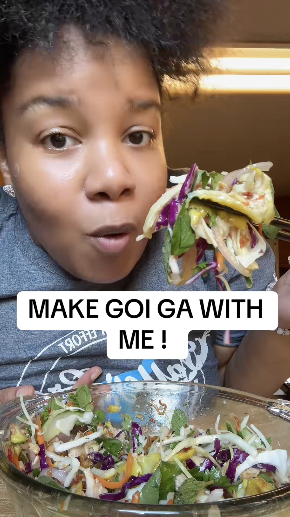 Người Việt “ngả mũ” khi thấy khách Tây tự tay làm món gỏi này dù chưa từng nếm thử- Ảnh 1.