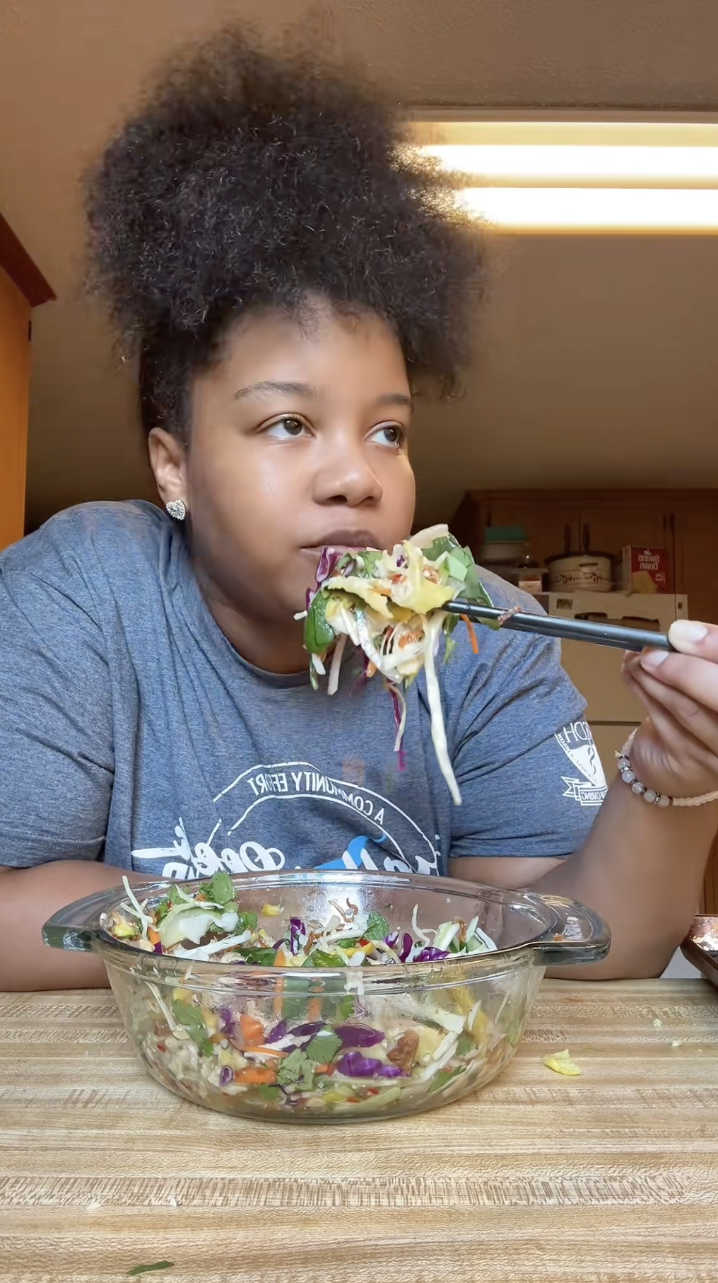 Người Việt “ngả mũ” khi thấy khách Tây tự tay làm món gỏi này dù chưa từng nếm thử- Ảnh 8.