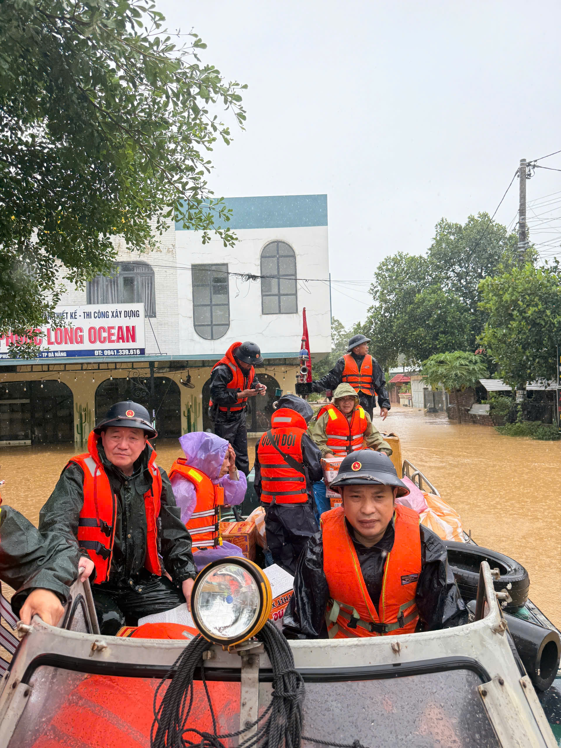 Lũ Đà Nẵng vượt mốc lịch sử 1964 , người dân kêu cứu trong đêm - Ảnh 6. Lũ Đà Nẵng vượt mốc lịch sử 1964 , người dân kêu cứu trong đêm - Ảnh 6.