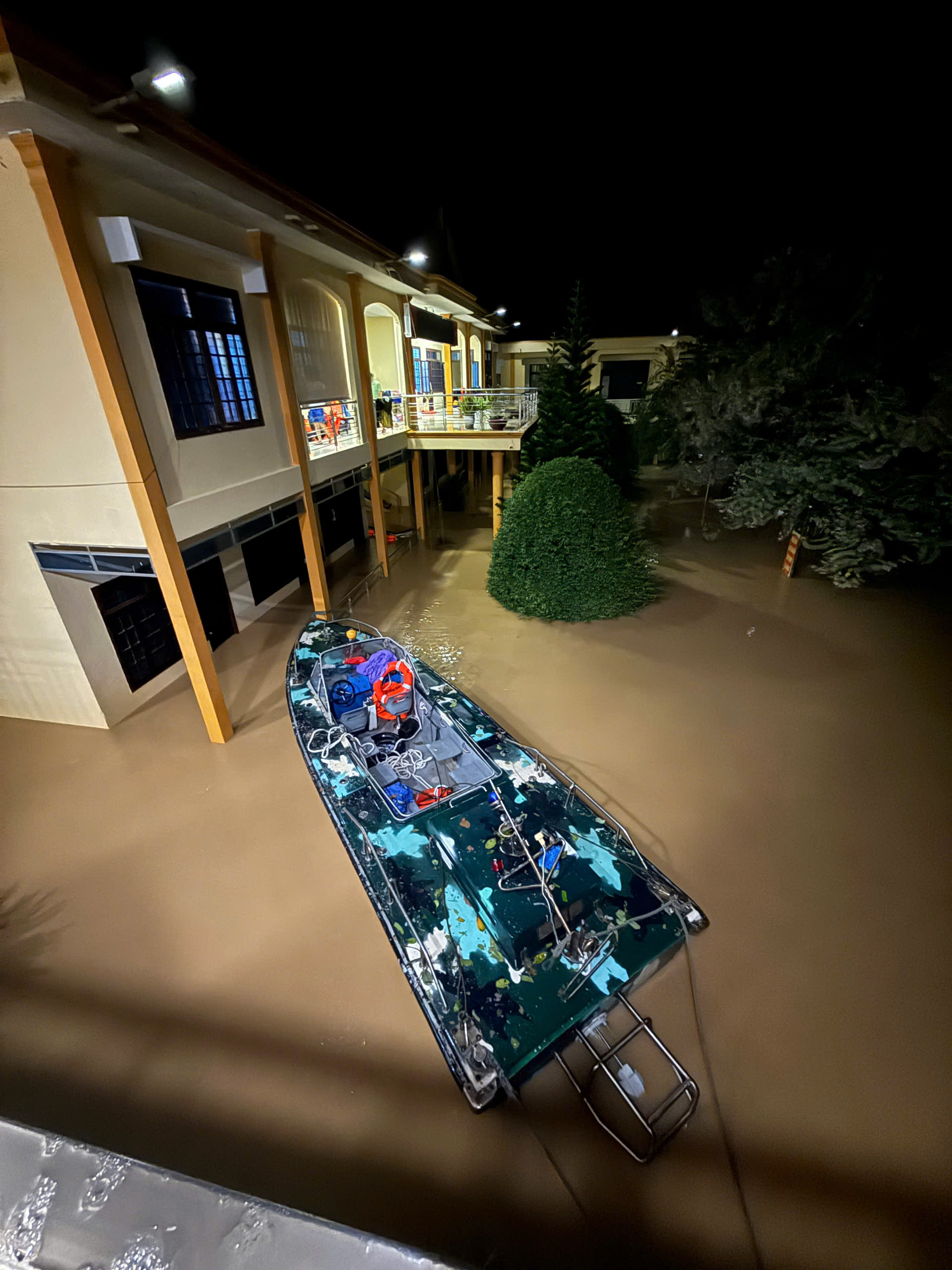 Lũ Đà Nẵng vượt mốc lịch sử 1964 , người dân kêu cứu trong đêm - Ảnh 12. Lũ Đà Nẵng vượt mốc lịch sử 1964 , người dân kêu cứu trong đêm - Ảnh 12.