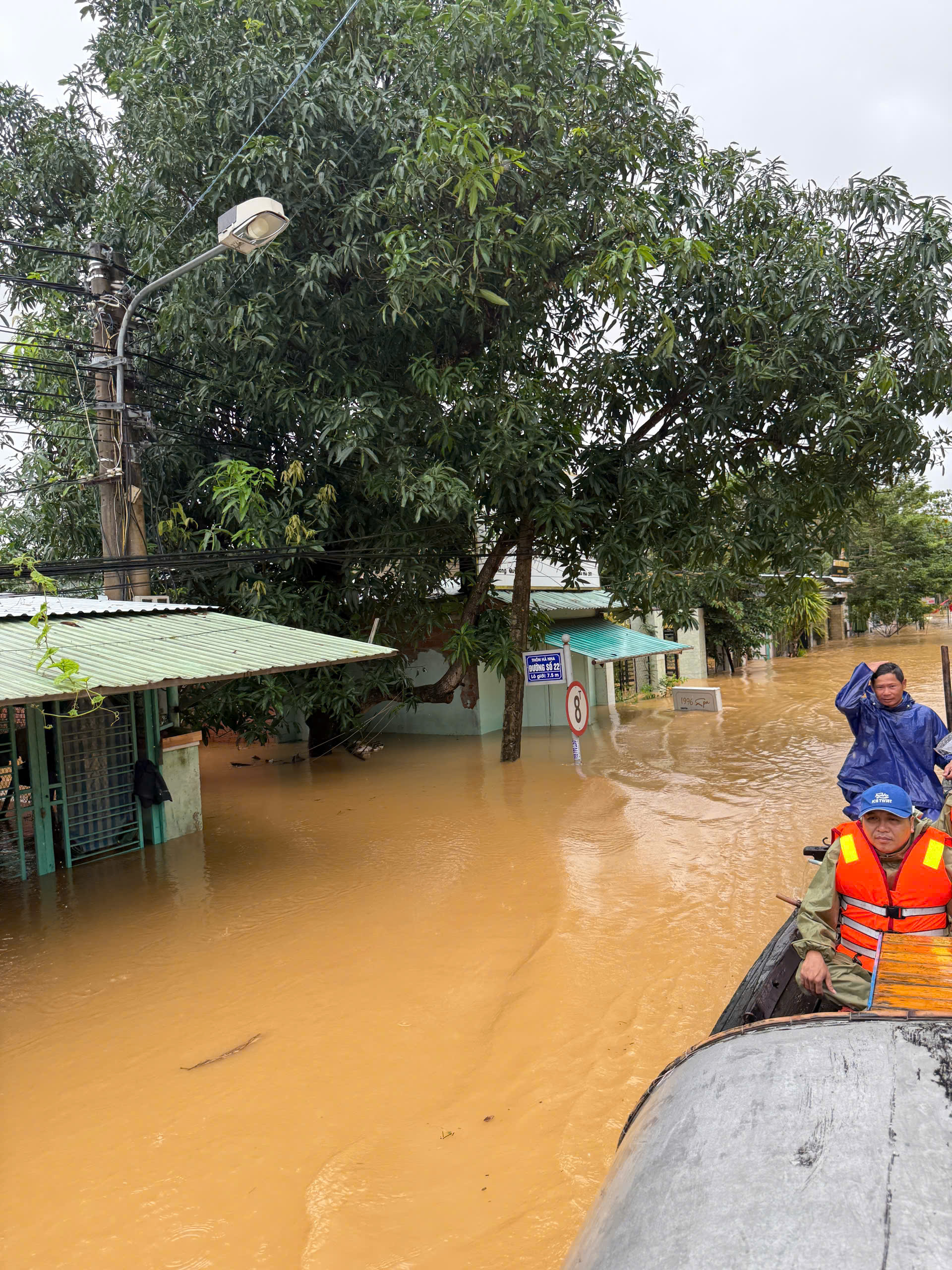 Lũ Đà Nẵng vượt mốc lịch sử 1964 , người dân kêu cứu trong đêm - Ảnh 7. Lũ Đà Nẵng vượt mốc lịch sử 1964 , người dân kêu cứu trong đêm - Ảnh 7.