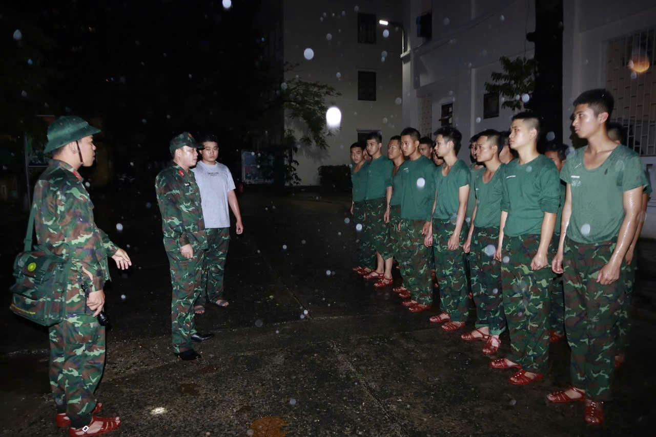 Lũ Đà Nẵng vượt mốc lịch sử 1964 , người dân kêu cứu trong đêm - Ảnh 5. Lũ Đà Nẵng vượt mốc lịch sử 1964 , người dân kêu cứu trong đêm - Ảnh 5.