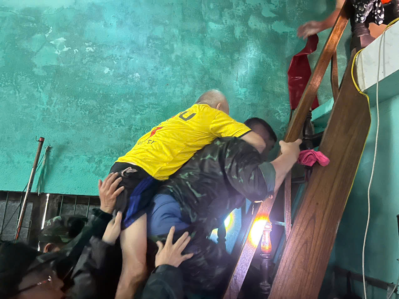 Lũ Đà Nẵng vượt mốc lịch sử 1964 , người dân kêu cứu trong đêm - Ảnh 4. Lũ Đà Nẵng vượt mốc lịch sử 1964 , người dân kêu cứu trong đêm - Ảnh 4.