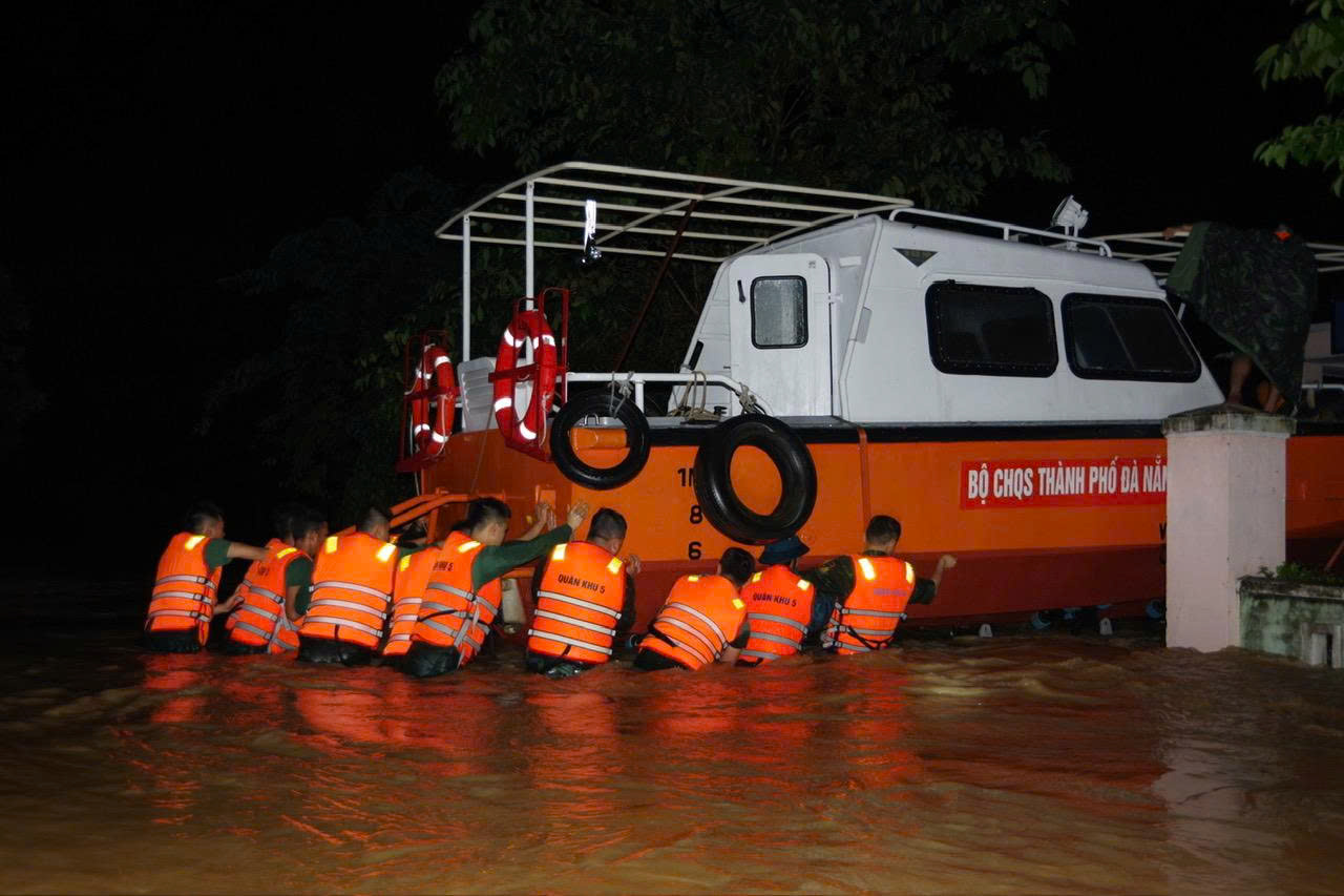 Lũ Đà Nẵng vượt mốc lịch sử 1964 , người dân kêu cứu trong đêm - Ảnh 2. Lũ Đà Nẵng vượt mốc lịch sử 1964 , người dân kêu cứu trong đêm - Ảnh 2.