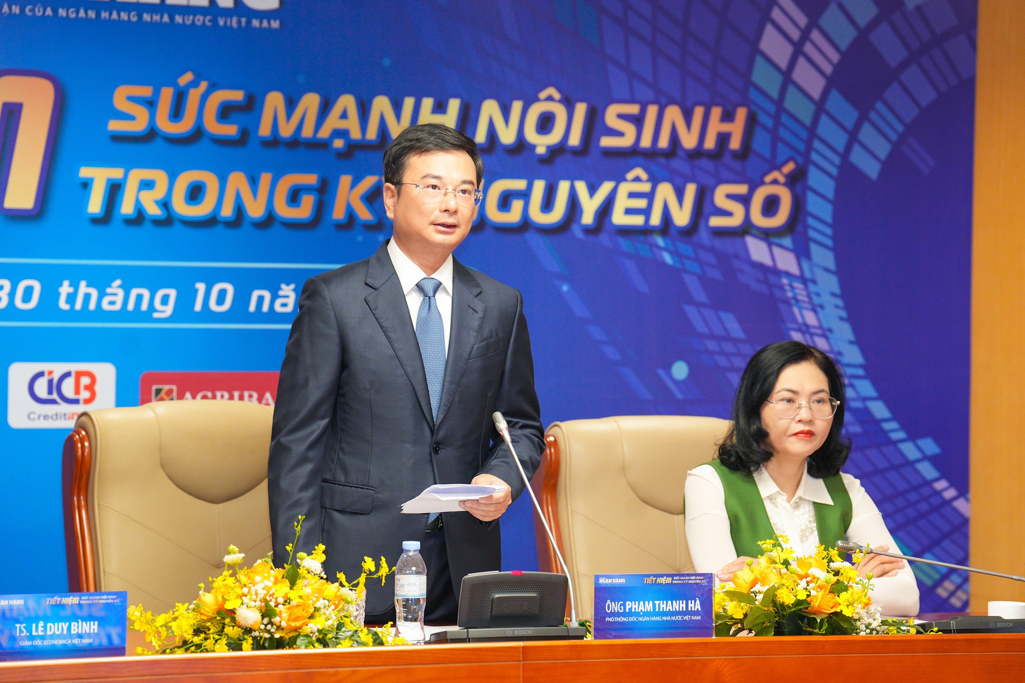 Phó Thống đốc NHNN: “Từ khoản tiết kiệm nhỏ bé của người dân, ngân hàng đã tạo nên dòng vốn khổng lồ chảy vào sản xuất kinh doanh, nông nghiệp, giáo dục, y tế,...” - Ảnh 1.