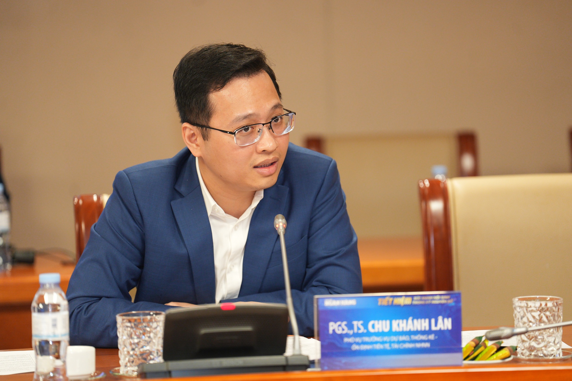 Phó Thống đốc NHNN: “Từ khoản tiết kiệm nhỏ bé của người dân, ngân hàng đã tạo nên dòng vốn khổng lồ chảy vào sản xuất kinh doanh, nông nghiệp, giáo dục, y tế,...” - Ảnh 2.