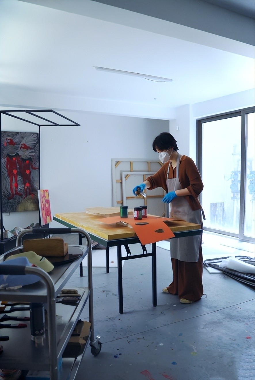 Sống một mình giữa ngôi nhà 350m2 đầy hơi ấm cùng Einstein, nữ nghệ sĩ 35 tuổi nhắn nhủ: Tự do không phải là bỏ đi mọi ràng buộc mà là...- Ảnh 4. Sống một mình giữa ngôi nhà 350m2 đầy hơi ấm cùng Einstein, nữ nghệ sĩ 35 tuổi nhắn nhủ: Tự do không phải là bỏ đi mọi ràng buộc mà là...- Ảnh 4.