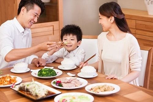 Nếu con có những hành vi này trong bữa cơm gia đình - hãy nắn chỉnh vì đó có thể là dấu hiệu của sự VÔ ƠN, BẤT HIẾU- Ảnh 1.