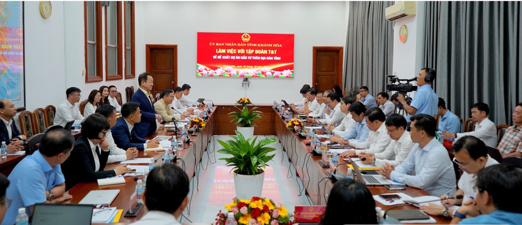 Bầu Hiển trực tiếp làm việc với một tỉnh miền Trung, đề xuất đầu tư loạt dự án khu công nghiệp, năng lượng tái tạo… - Ảnh 1.