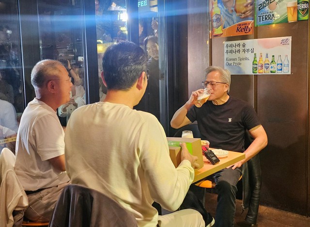 Chủ tịch Samsung và CEO Nvidia đi ăn gà uống bia, sau đó cả 2 cùng viral vì một lý do rất lạ- Ảnh 1.