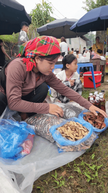Nông sản độc lạ ở chợ phiên vùng cao: Không chỉ có măng khô, cua đá, đuông cọ... mà còn có cả "vàng đen" Tây Bắc- Ảnh 17. Nông sản độc lạ ở chợ phiên vùng cao: Không chỉ có măng khô, cua đá, đuông cọ... mà còn có cả "vàng đen" Tây Bắc- Ảnh 17.