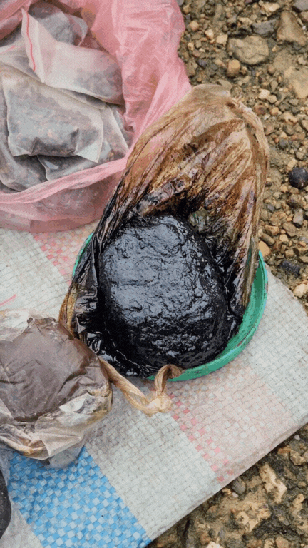 Nông sản độc lạ ở chợ phiên vùng cao: Không chỉ có măng khô, cua đá, đuông cọ... mà còn có cả "vàng đen" Tây Bắc- Ảnh 9. Nông sản độc lạ ở chợ phiên vùng cao: Không chỉ có măng khô, cua đá, đuông cọ... mà còn có cả "vàng đen" Tây Bắc- Ảnh 9.