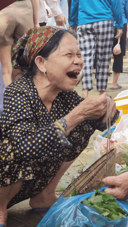 Nông sản độc lạ ở chợ phiên vùng cao: Không chỉ có măng khô, cua đá, đuông cọ... mà còn có cả "vàng đen" Tây Bắc- Ảnh 3. Nông sản độc lạ ở chợ phiên vùng cao: Không chỉ có măng khô, cua đá, đuông cọ... mà còn có cả "vàng đen" Tây Bắc- Ảnh 3.