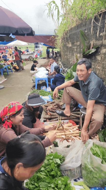 Nông sản độc lạ ở chợ phiên vùng cao: Không chỉ có măng khô, cua đá, đuông cọ... mà còn có cả "vàng đen" Tây Bắc- Ảnh 4. Nông sản độc lạ ở chợ phiên vùng cao: Không chỉ có măng khô, cua đá, đuông cọ... mà còn có cả "vàng đen" Tây Bắc- Ảnh 4.