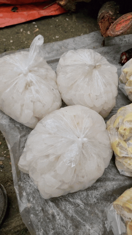 Nông sản độc lạ ở chợ phiên vùng cao: Không chỉ có măng khô, cua đá, đuông cọ... mà còn có cả "vàng đen" Tây Bắc- Ảnh 8. Nông sản độc lạ ở chợ phiên vùng cao: Không chỉ có măng khô, cua đá, đuông cọ... mà còn có cả "vàng đen" Tây Bắc- Ảnh 8.