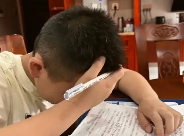 Người mẹ tự hào khoe: "Con trai tôi làm xong đề thi ĐH trong chưa đầy 1 tiếng", ai ngờ...- Ảnh 1.