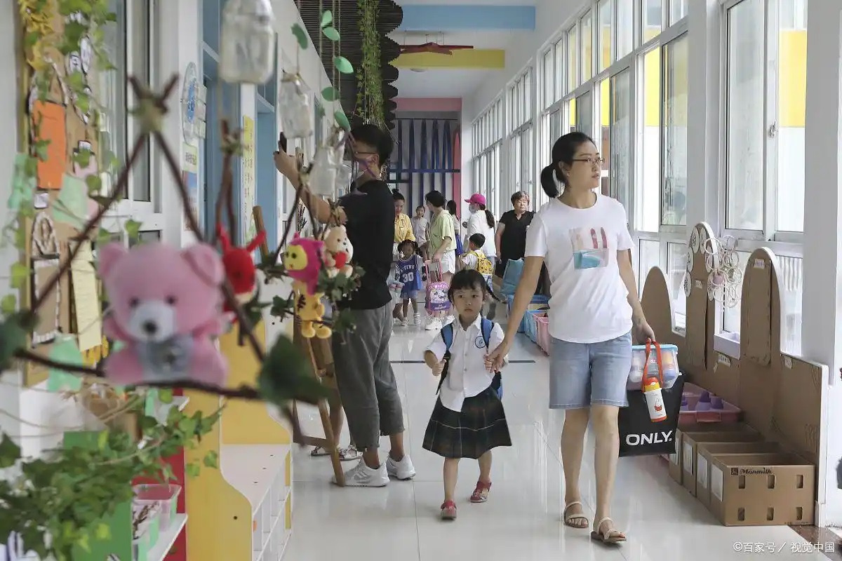 Lương 3 cọc 3 đồng, chồng tôi đòi bán nhà để con học trường quốc tế, anh bảo: "Giáo dục quan trọng hơn nhà cửa"! - Ảnh 1. Lương 3 cọc 3 đồng, chồng tôi đòi bán nhà để con học trường quốc tế, anh bảo: "Giáo dục quan trọng hơn nhà cửa"! - Ảnh 1.