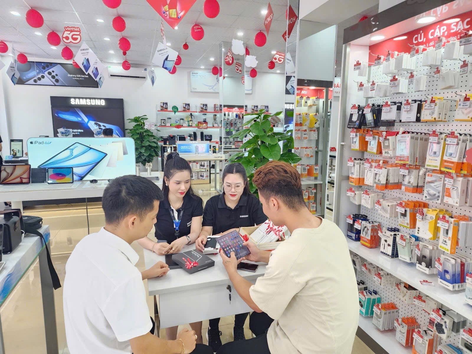 Khi công nghệ gập mở định hình phong cách lãnh đạo mới tại Viettel Store - Ảnh 2. Khi công nghệ gập mở định hình phong cách lãnh đạo mới tại Viettel Store - Ảnh 2.