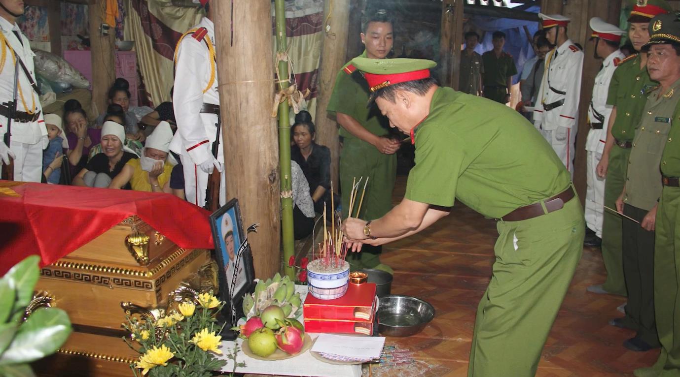 Câu chuyện của Trung tướng Mai Hoàng và mẹ trong Chiến Sĩ Quả Cảm đã truyền cảm hứng cho giới trẻ - Ảnh 3. Câu chuyện của Trung tướng Mai Hoàng và mẹ trong Chiến Sĩ Quả Cảm đã truyền cảm hứng cho giới trẻ - Ảnh 3.