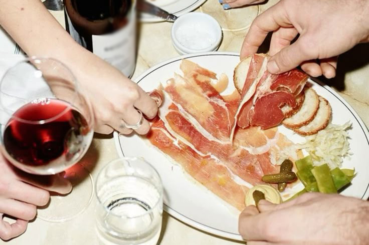 Người phụ nữ cùng lúc mắc 2 bệnh ung thư vì mê loại thịt vừa ngon lại tiện, được nhiều người trẻ "chuộng" - Ảnh 3.