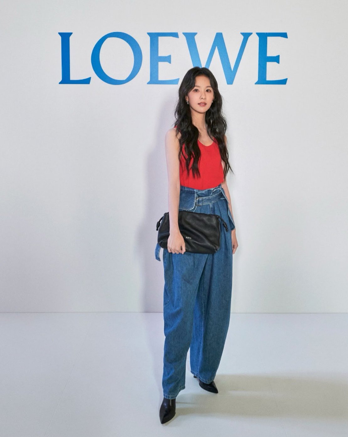 Vương Nhất Bác, Trần Đô Linh và Emrata: Khi LOEWE biến hàng ghế đầu thành “runway thứ hai”- Ảnh 2.