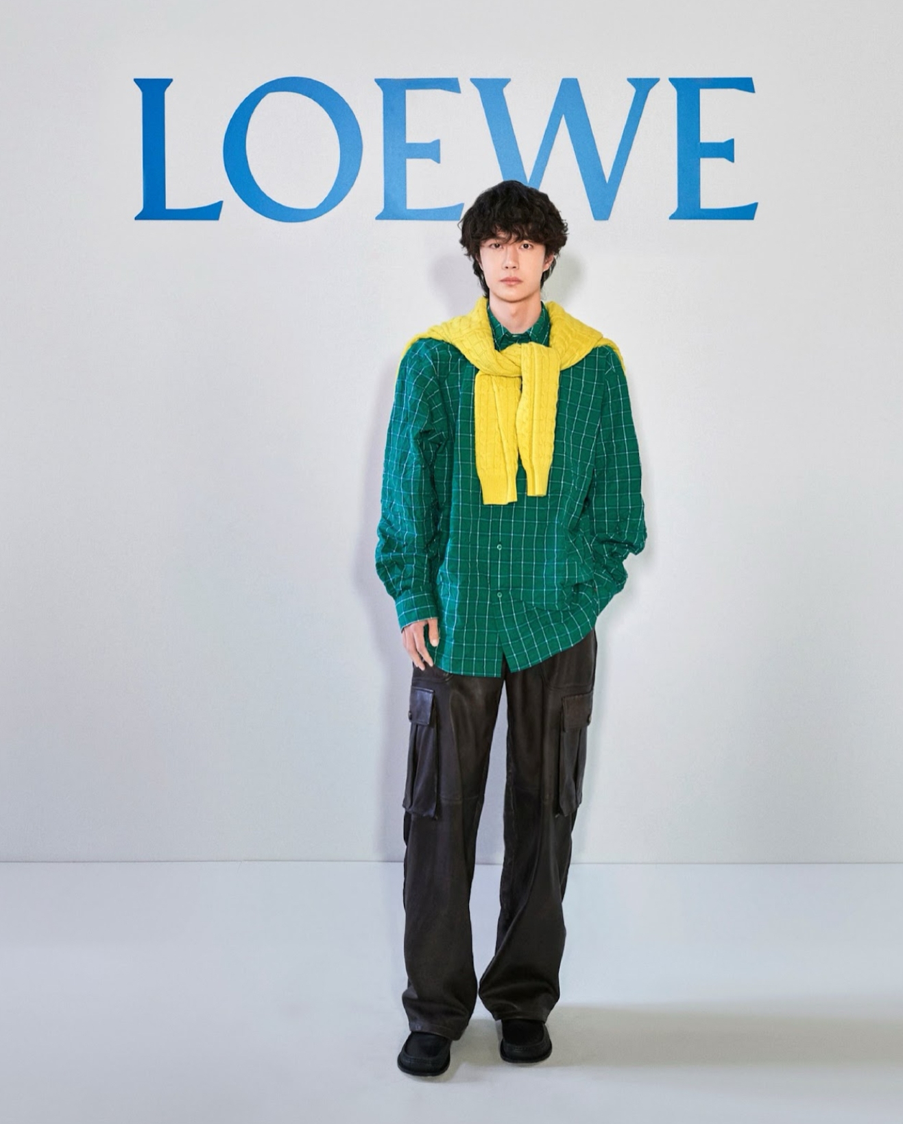 Vương Nhất Bác, Trần Đô Linh và Emrata: Khi LOEWE biến hàng ghế đầu thành “runway thứ hai”- Ảnh 1.