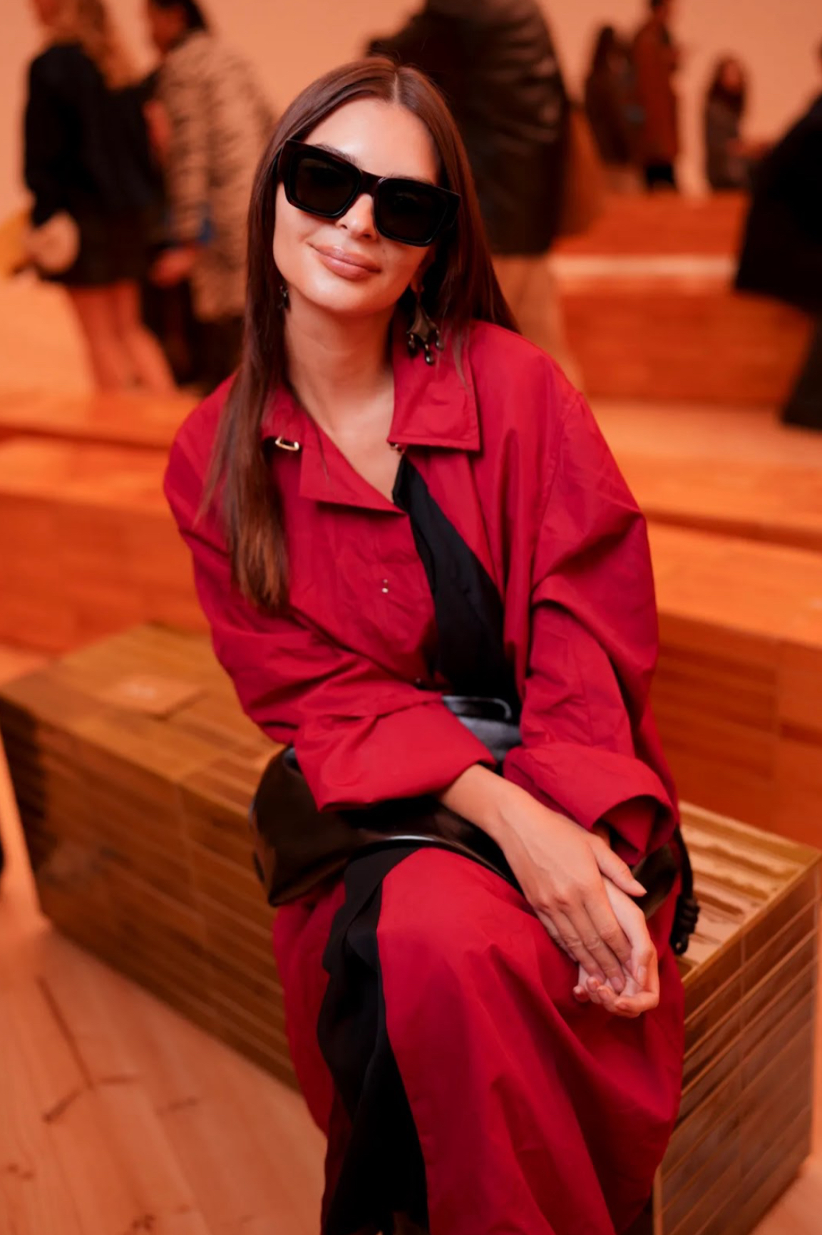 Vương Nhất Bác, Trần Đô Linh và Emrata: Khi LOEWE biến hàng ghế đầu thành “runway thứ hai”- Ảnh 8.