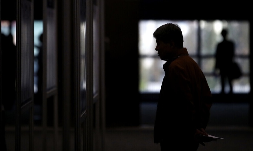 Chuyện gì đây: Giày Hoka từng được giới trẻ săn lùng nay bị gắn mác ‘ông chú 40 tuổi’; iPhone 17 cũng không thoát kiếp ‘phụ kiện trung niên’ - VÌ SAO?- Ảnh 3.