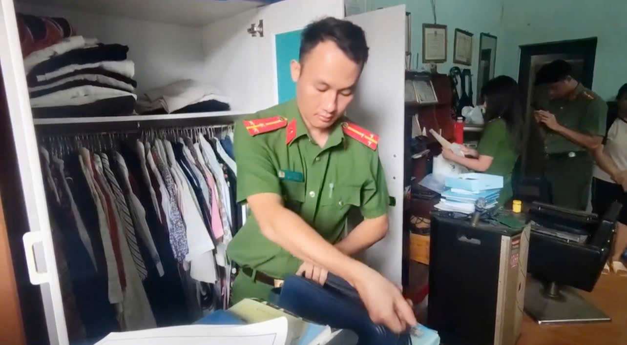 Bắt tạm giam thầy giáo Nguyễn Mạnh Tuân- Ảnh 4. Bắt tạm giam thầy giáo Nguyễn Mạnh Tuân- Ảnh 4.