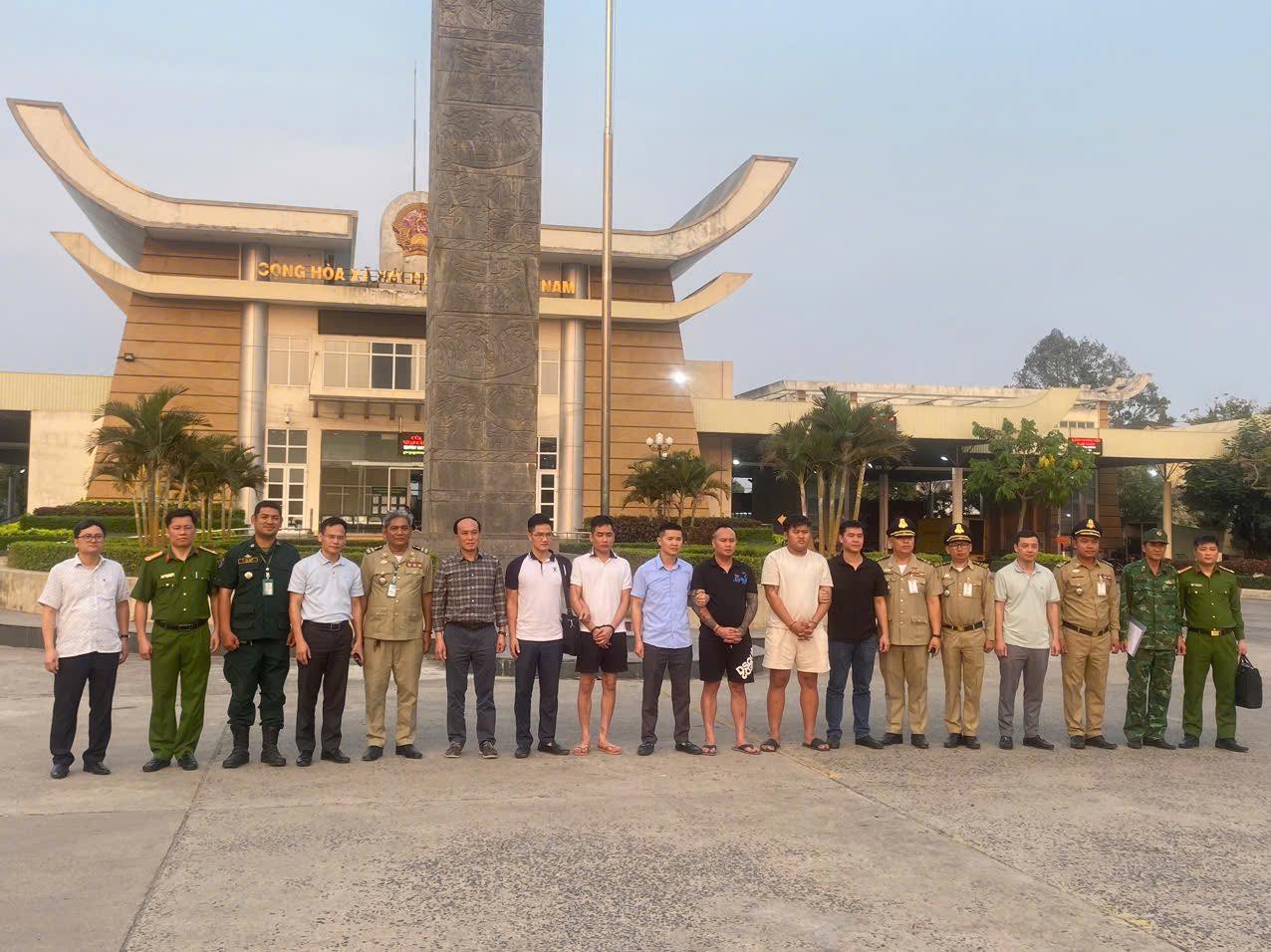 Cung cấp mã OTP cho người lạ, hơn 2.000 nạn nhân bị chiếm đoạt 43 tỉ đồng - Ảnh 1.