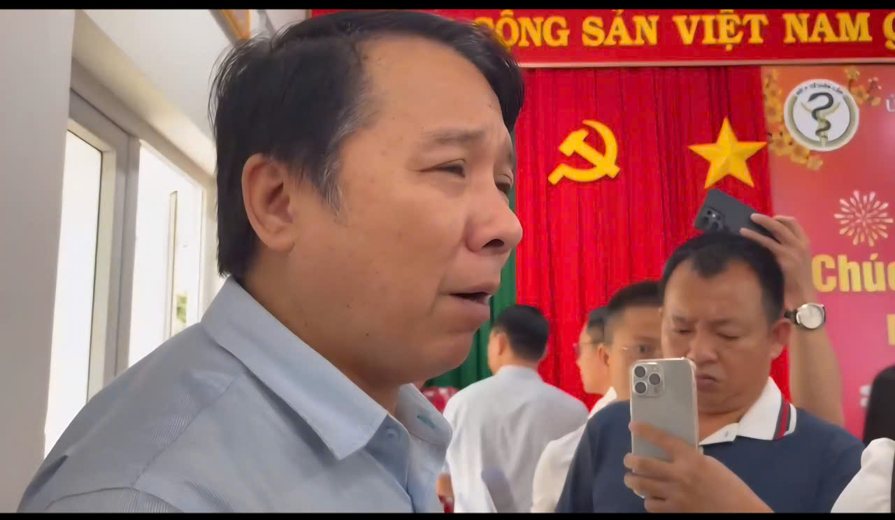 Khởi tố Giám đốc Bệnh viện Đa khoa Vùng Tây Nguyên về vụ tán sỏi - Ảnh 1.