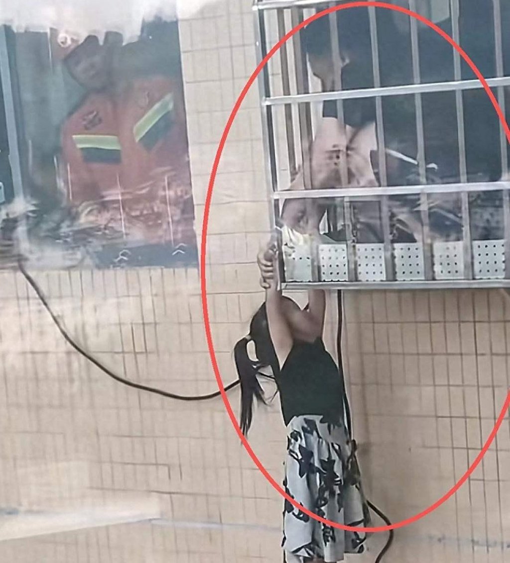 Cô bé 4 tuổi sống sót kỳ diệu sau khi rơi từ tầng 20 nhờ hành động nhanh trí và dũng cảm của hàng xóm- Ảnh 1. Cô bé 4 tuổi sống sót kỳ diệu sau khi rơi từ tầng 20 nhờ hành động nhanh trí và dũng cảm của hàng xóm- Ảnh 1.