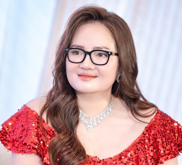 Thấy gì bên trong 2 biệt thự trên 100 tỷ của Hoàng Hường?- Ảnh 1. Thấy gì bên trong 2 biệt thự trên 100 tỷ của Hoàng Hường?- Ảnh 1.