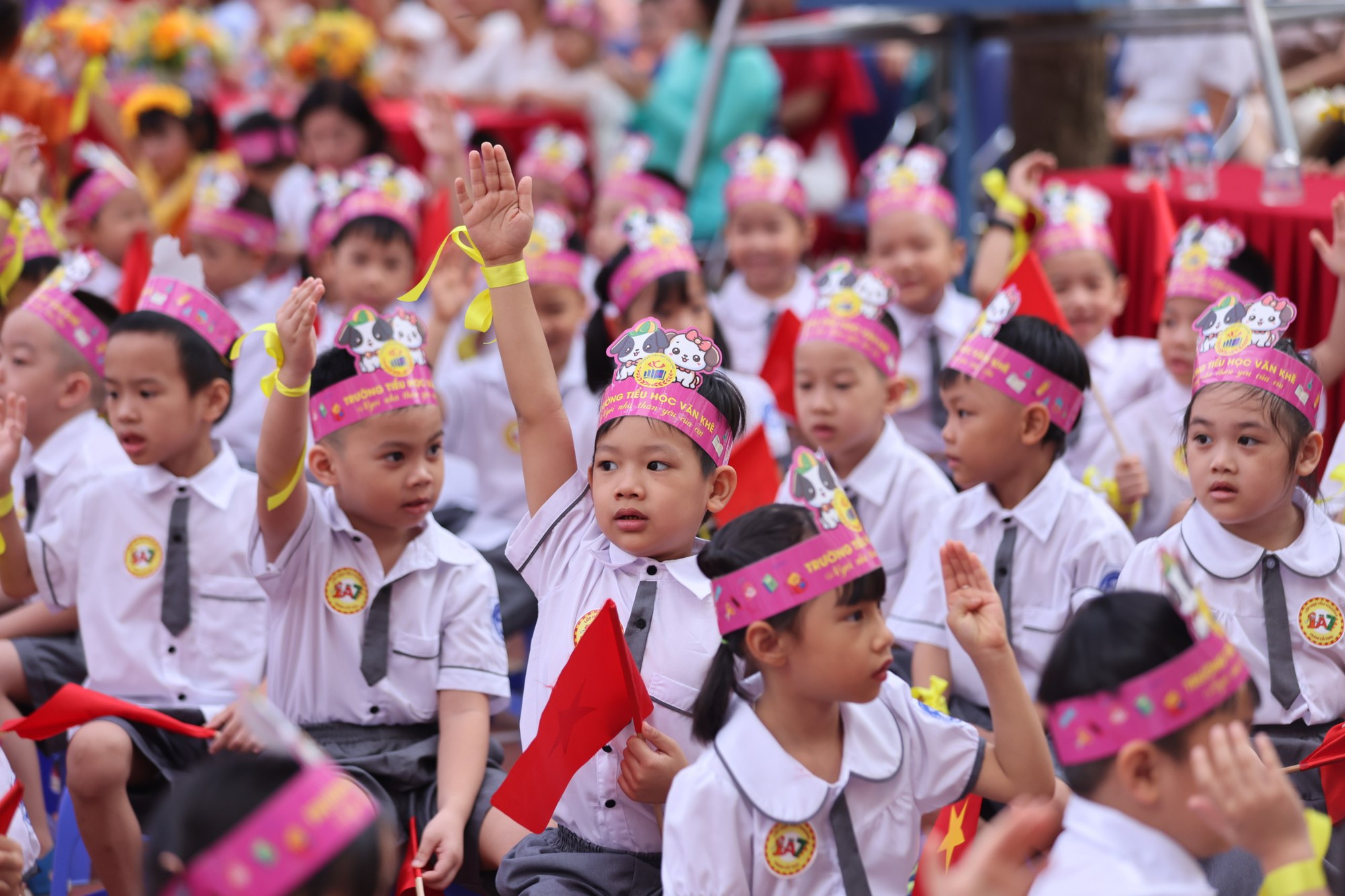 Học sinh Hà Nội chuyển sang học trực tuyến ngày 6/10 để phòng, chống bão- Ảnh 1.