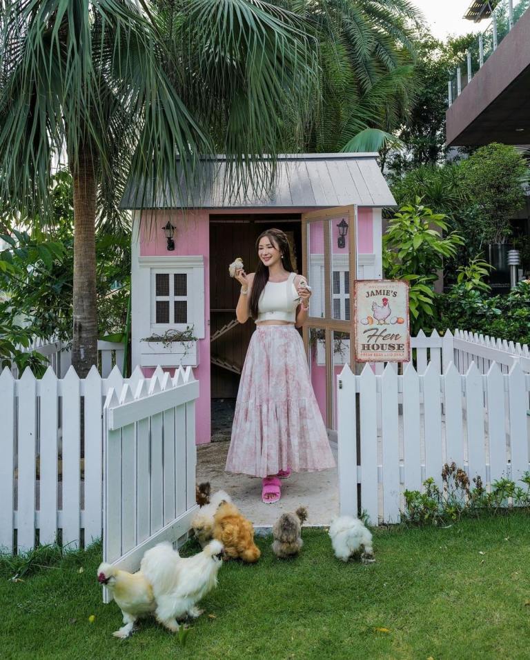 Cuộc sống thở thôi cũng thấy giàu của phú bà U60: Dinh thự 1600 tỷ, cũng trồng cây nuôi gà nhưng gà 1,5 triệu/ con, chanh 25 triệu/ cây- Ảnh 11.