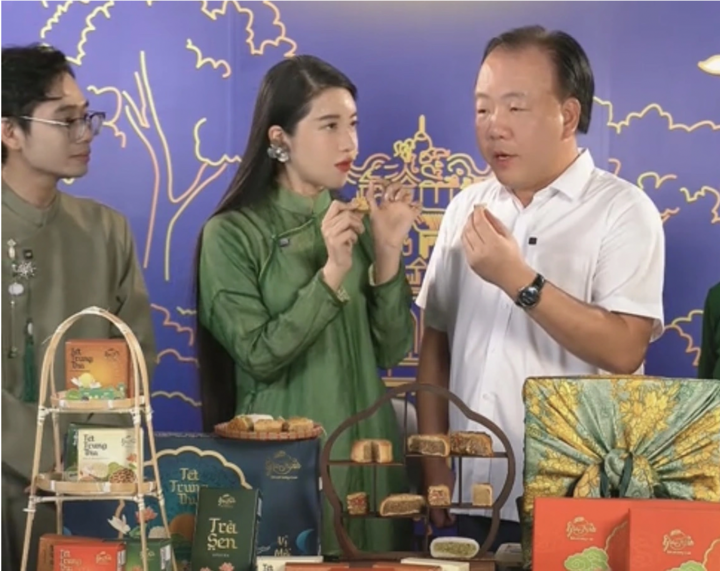 Cục trưởng Cục Quản lý thị trường xuất hiện trên livestream bán bánh Trung thu- Ảnh 1.