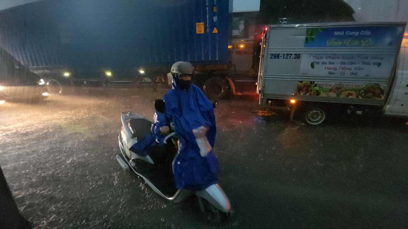 Hà Nội mưa như trút nước, cảnh báo nhiều tuyến phố có nguy cơ ngập- Ảnh 4.