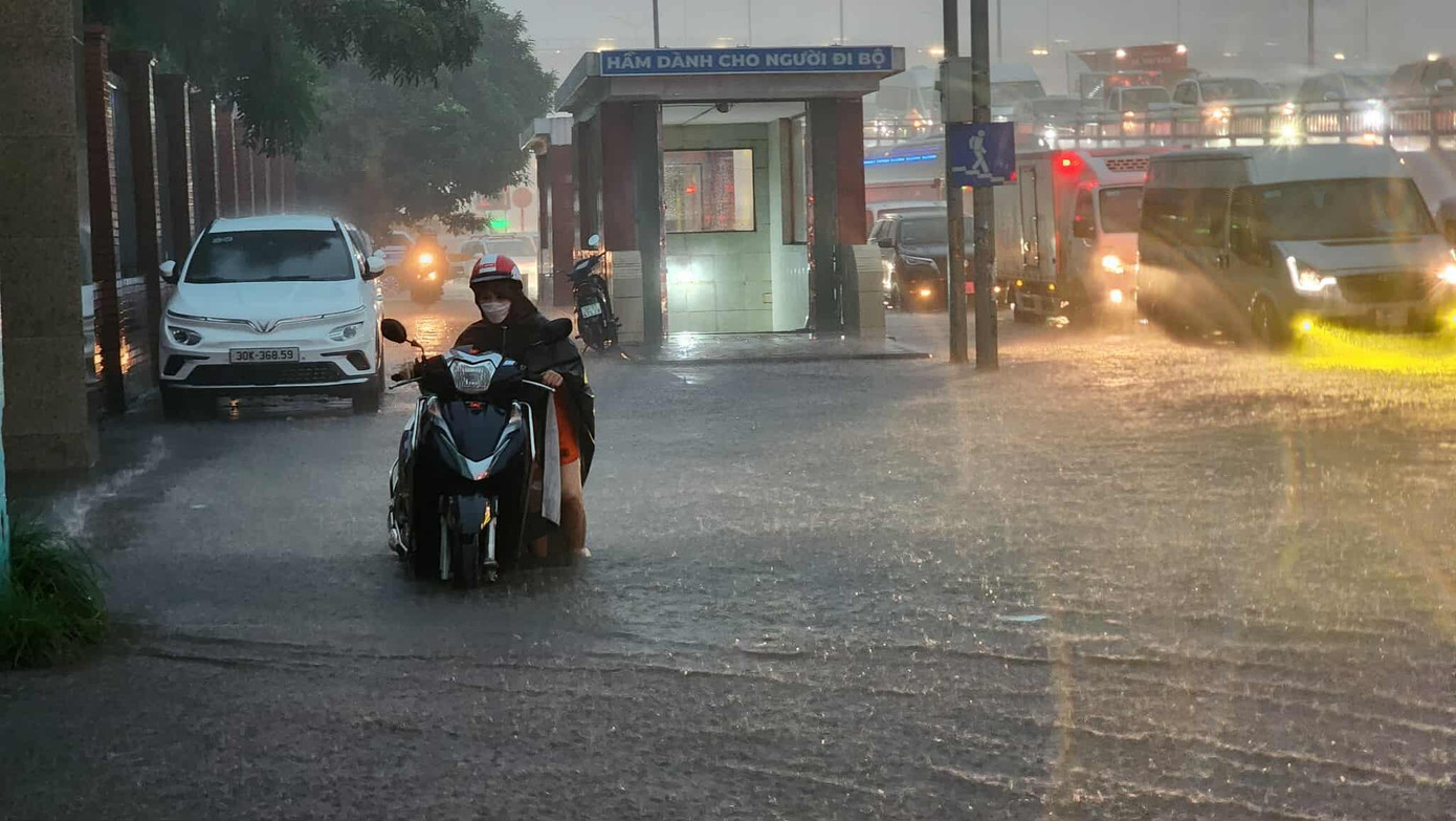 Hà Nội mưa như trút nước, cảnh báo nhiều tuyến phố có nguy cơ ngập- Ảnh 3.