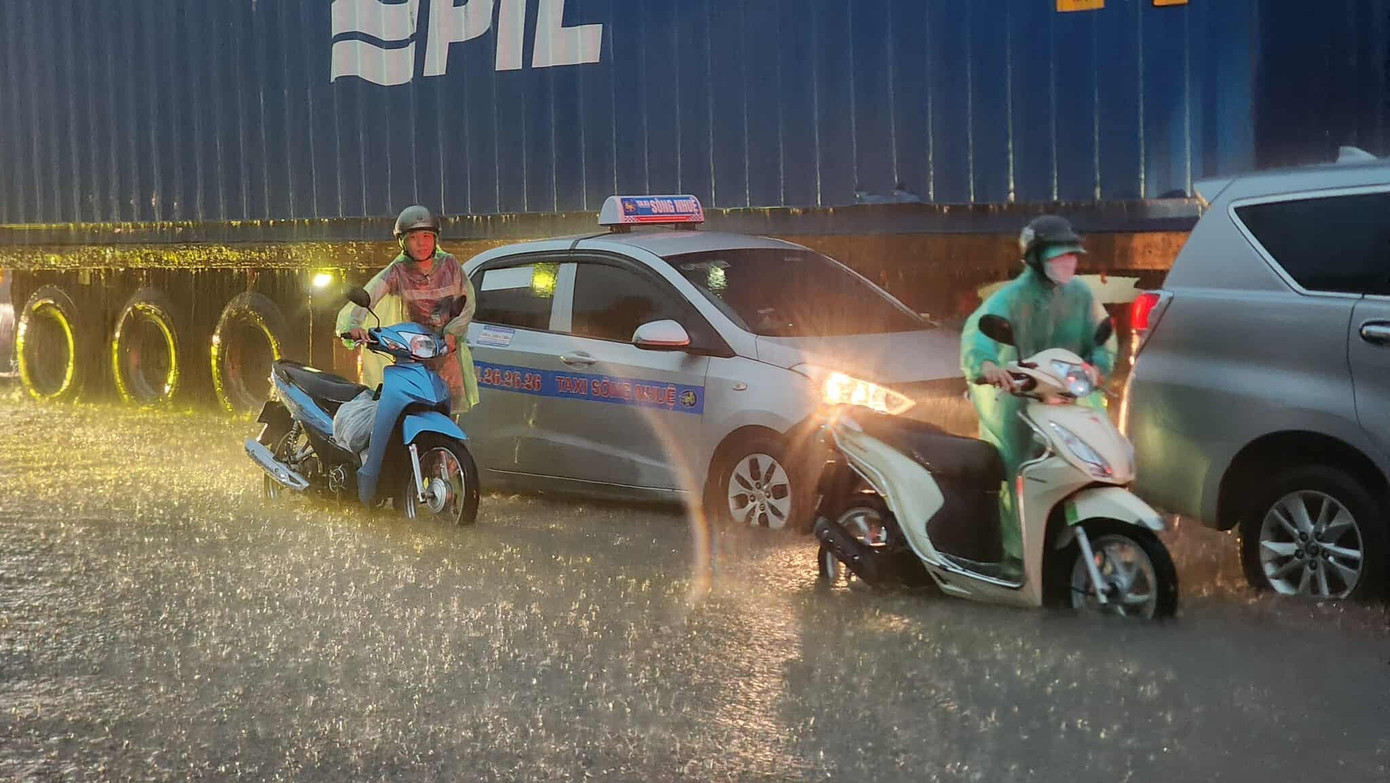 Hà Nội mưa như trút nước, cảnh báo nhiều tuyến phố có nguy cơ ngập- Ảnh 2.