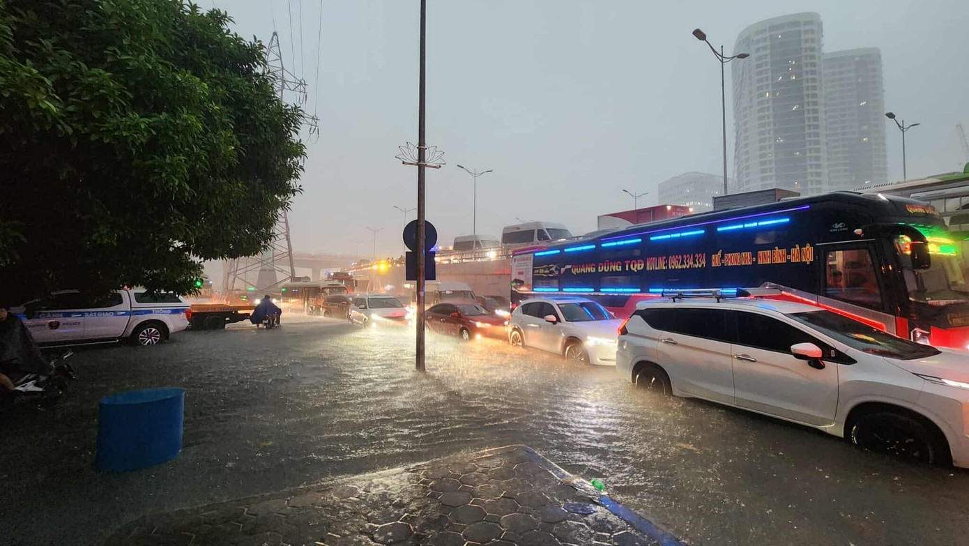 Hà Nội mưa như trút nước, cảnh báo nhiều tuyến phố có nguy cơ ngập- Ảnh 1.