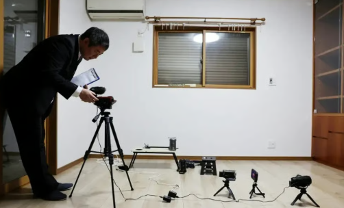 Một công ty Nhật Bản hốt bạc từ “nhà ma”: Nhân viên đặt máy đo trường điện từ, camera nhiệt, máy ghi âm để xem... hiện tượng lạ Một công ty Nhật Bản hốt bạc từ “nhà ma”: Nhân viên đặt máy đo trường điện từ, camera nhiệt, máy ghi âm để xem... hiện tượng lạ