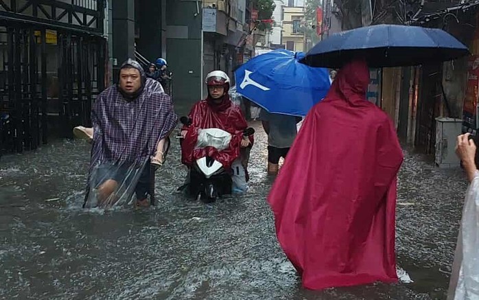 Mưa to Hà Nội ảnh hưởng đến học sinh , ngành khí tượng nói gì về tình hình hiện tại - Ảnh 1. Mưa to Hà Nội ảnh hưởng đến học sinh , ngành khí tượng nói gì về tình hình hiện tại - Ảnh 1.