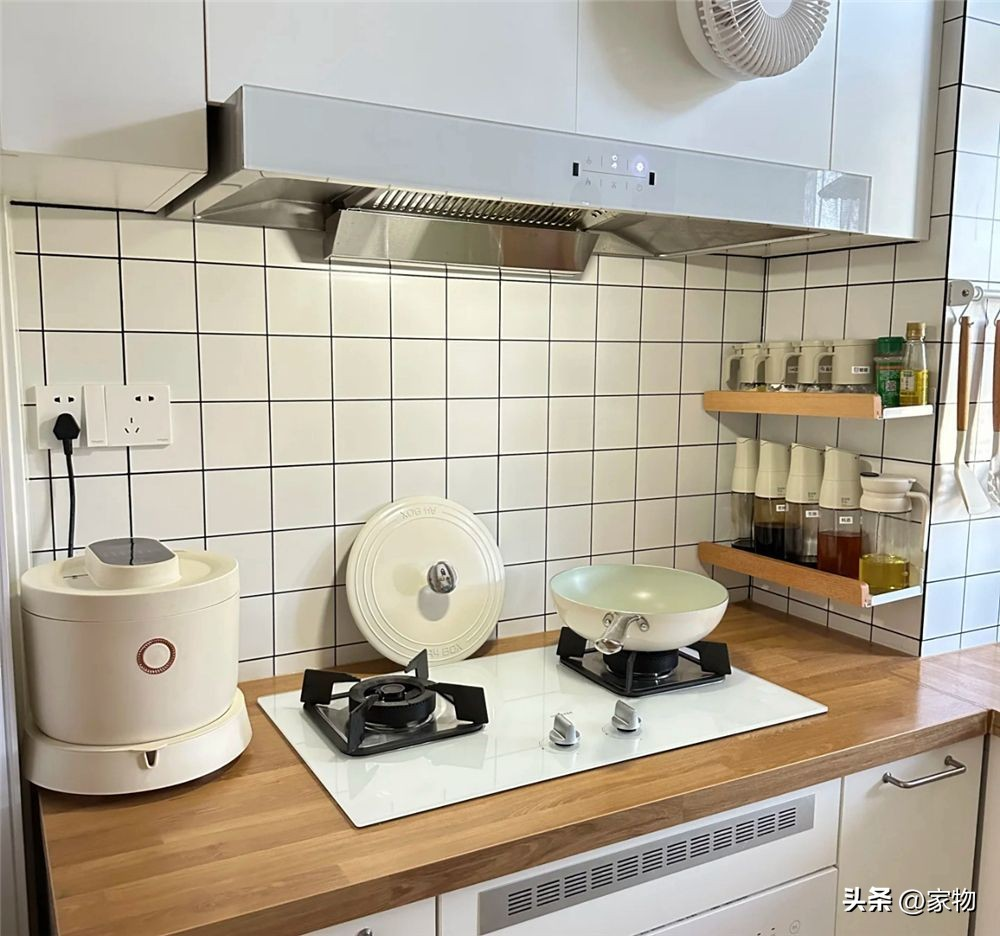 Căn bếp 3,5m² chữ U đang viral: Nhỏ xíu mà "ăn đứt" bếp lớn, sắp xếp đỉnh cao khiến dân mạng bùng nổ - Ảnh 2.