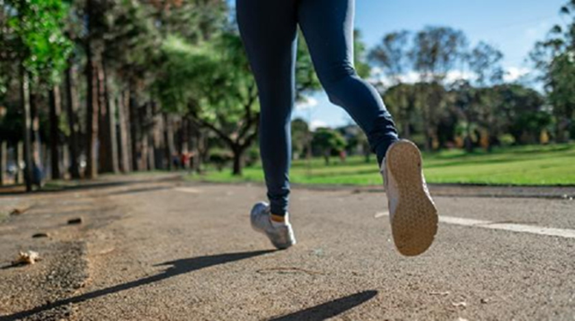 Chạy bộ buổi sáng hay buổi tối tốt hơn?- Ảnh 1.