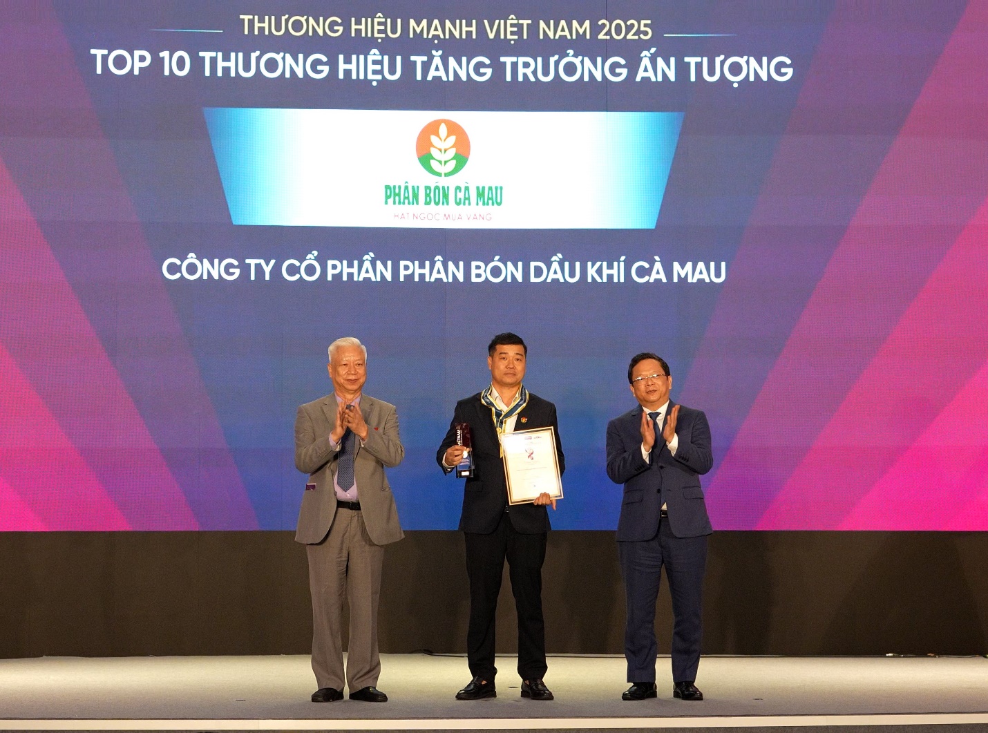 Top 10 thương hiệu tăng trưởng ấn tượng 2025 gọi tên PVCFC - Ảnh 1. Top 10 thương hiệu tăng trưởng ấn tượng 2025 gọi tên PVCFC - Ảnh 1.