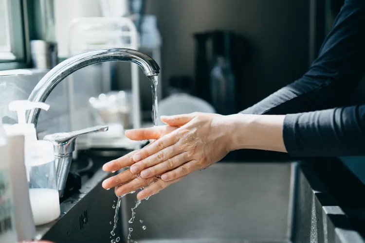 6 sai lầm trong nhà bếp gây nhiễm khuẩn E. Coli, thời tiết mưa bão càng tăng nguy cơ tiêu chảy mạnh- Ảnh 4. 6 sai lầm trong nhà bếp gây nhiễm khuẩn E. Coli, thời tiết mưa bão càng tăng nguy cơ tiêu chảy mạnh- Ảnh 4.